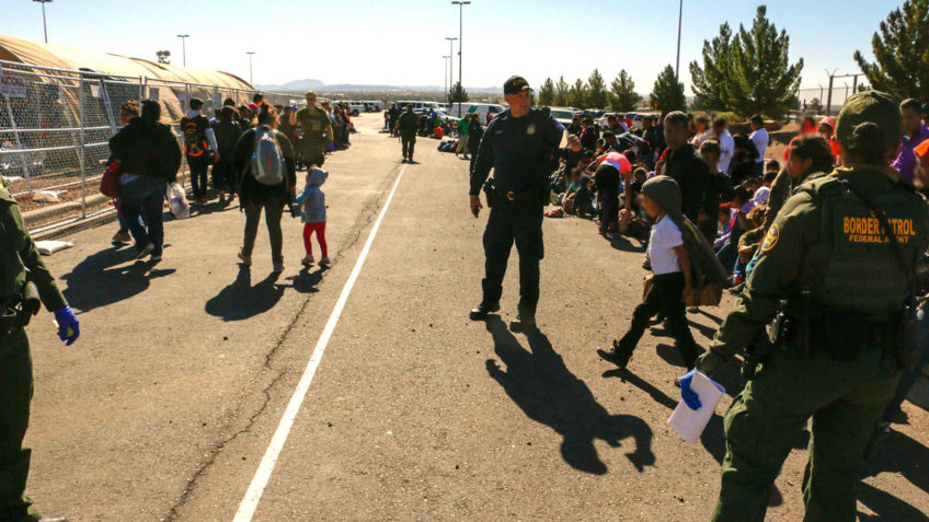 Trump encerra aplicativo que facilitava entrada legal de imigrantes nos EUA