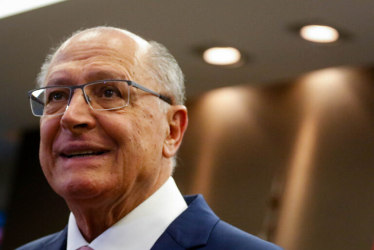 Retirada de algemas de deportados brasileiros é respeito à dignidade humana, diz Alckmin