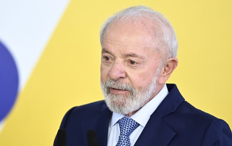 Crise no governo Lula, alta dos combustíveis, Milei reduz impostos e Trump inicia guerra comercial