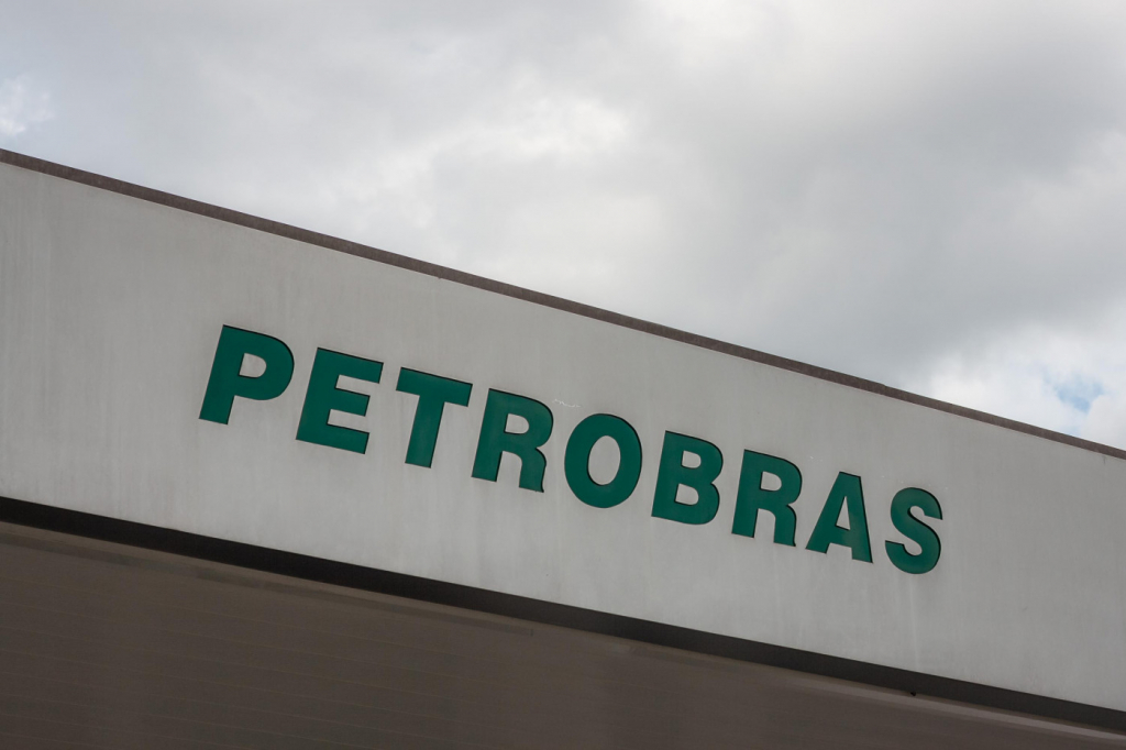 Trabalhadores da Petrobras entram em estado de greve por redução do home office