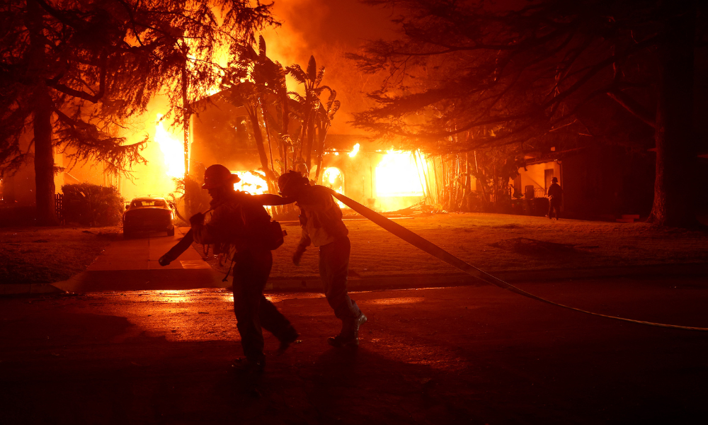 Incêndio florestal atinge Los Angeles e provoca caos