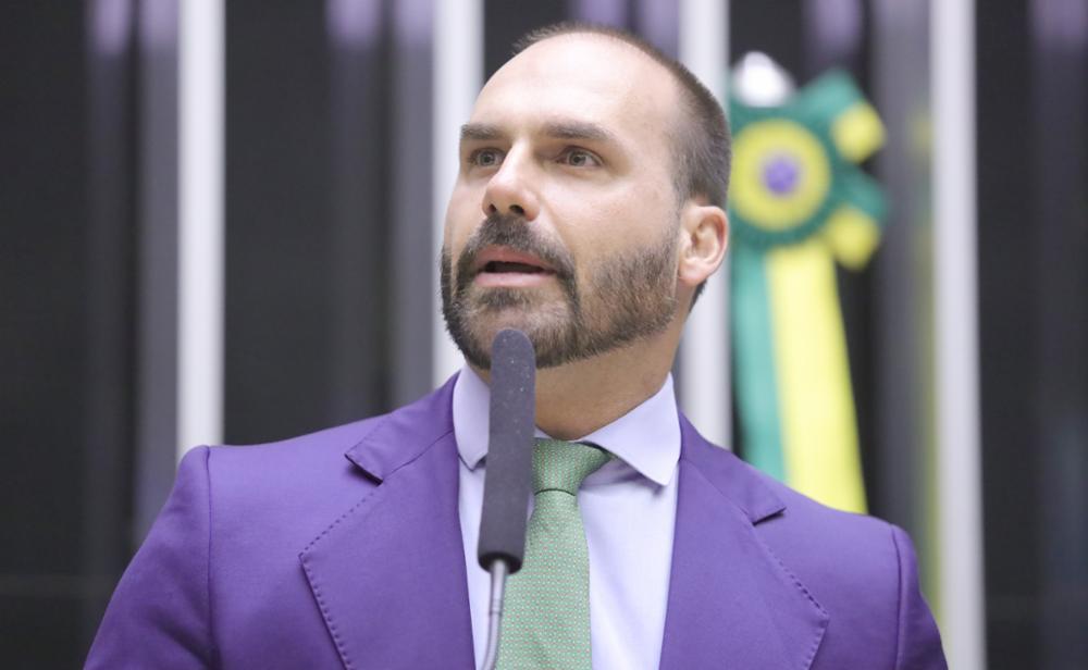 Eduardo Bolsonaro critica decisão de Moraes sobre ida de seu pai à posse de Trump