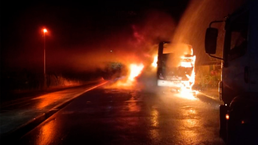 Criminosos incendiam transportes em RO após reforço de segurança