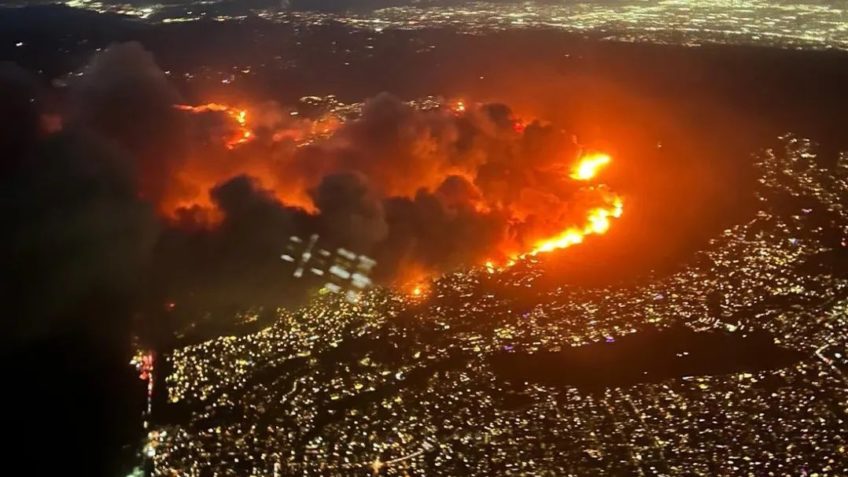 Incêndio em Los Angeles força evacuação de moradores