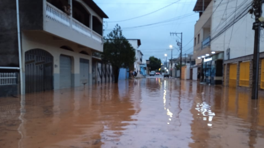 Chuva deixa 11 mortos em Ipatinga