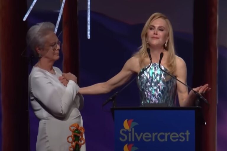 Nicole Kidman chora no palco ao lembrar dos pais durante homenagem