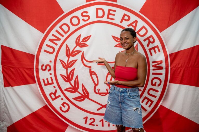 Jéssica Ellen visita barracão da Unidos de Padre Miguel