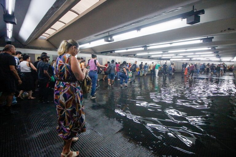 Linha 1-Azul segue funcionando parcialmente após temporal em São Paulo