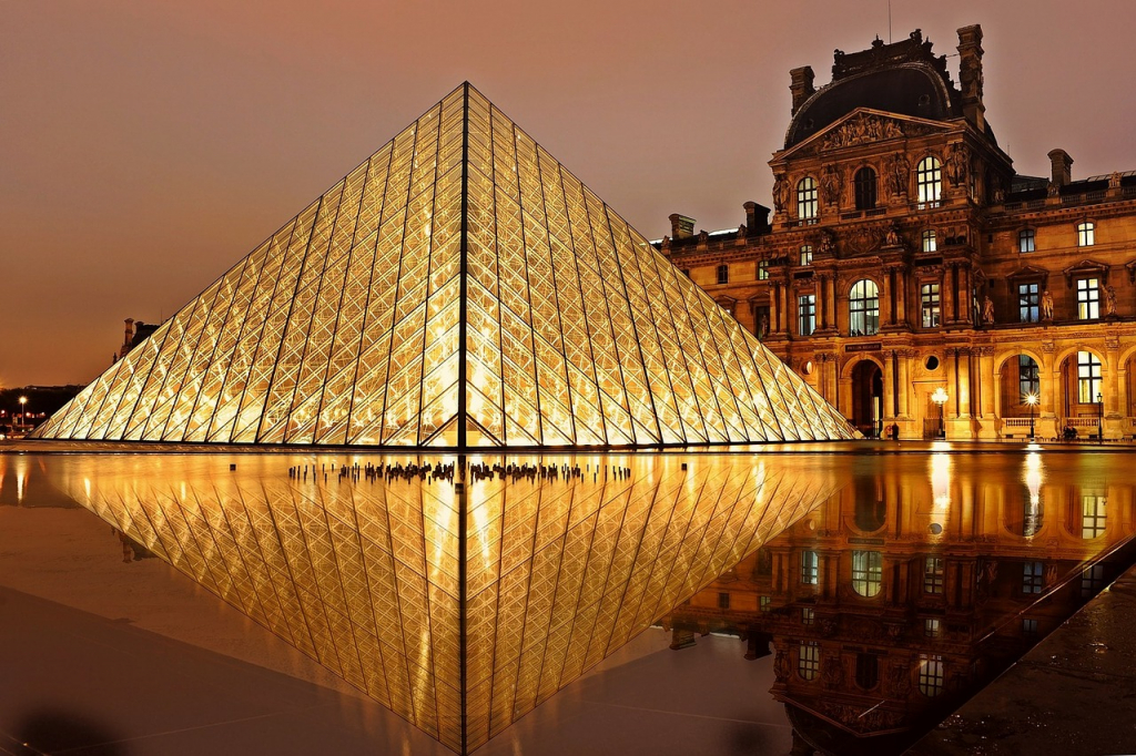 Museu do Louvre aguarda decisões de Macron para enfrentar superlotação e deterioração