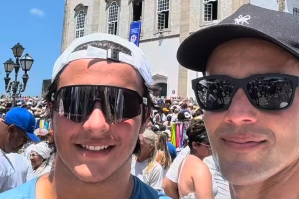 Daniel Cady e Marcelo Sangalo pegam mototáxi na Lavagem do Bonfim. Vídeo!