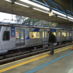 Linha 1-Azul do metrô de SP volta a funcionar após alagamento