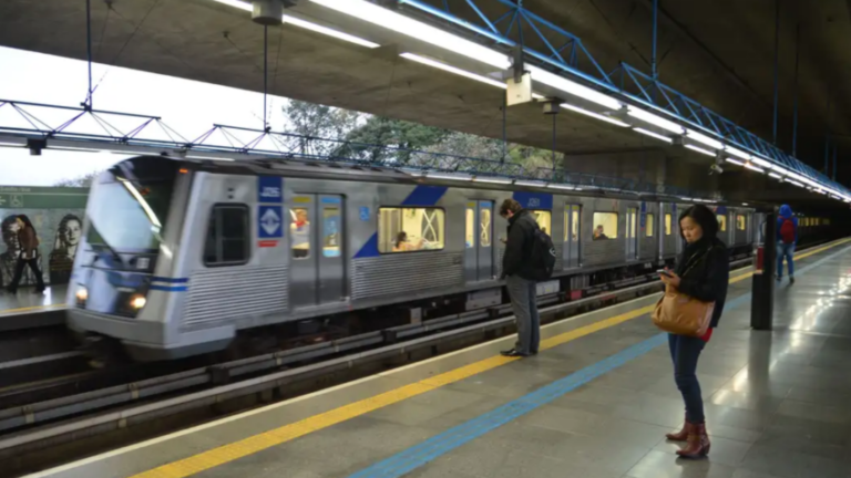 Linha 1-Azul do metrô de SP volta a funcionar após alagamento