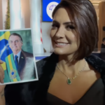 Michelle leva foto de Bolsonaro para baile de Trump