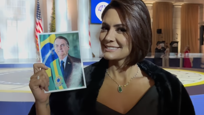 Michelle leva foto de Bolsonaro para baile de Trump