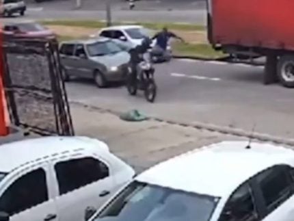 Ladrão de moto leva “voadora” no meio da rua e é preso após tentar fugir