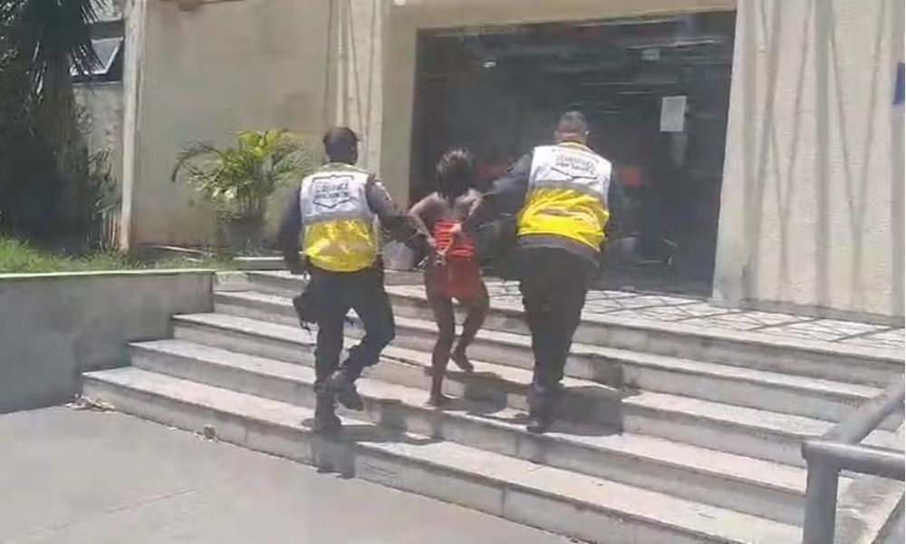 Mulher é detida por agredir idosa com seringa no Rio de Janeiro