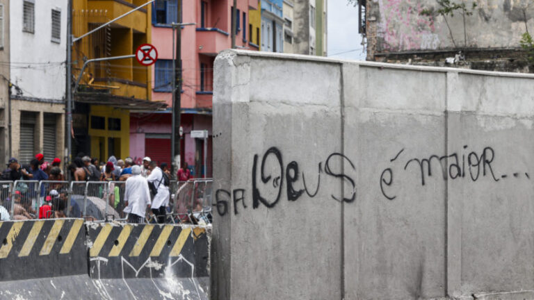 Moraes manda PGR se manifestar sobre muro na Cracolândia