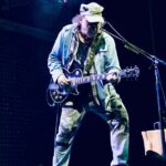 Neil Young muda de opinião e confirma participação em Glastonbury