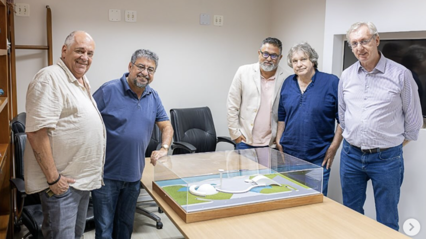 Neto de Niemeyer entrega maquete de aquário de Maricá (RJ)