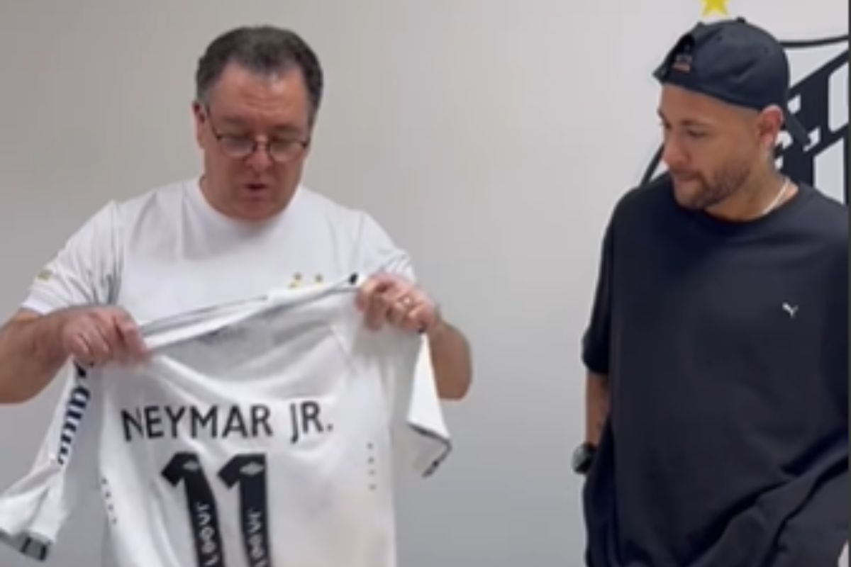 Neymar assina com o Santos, caneta falha, e Mavie faz homenagem