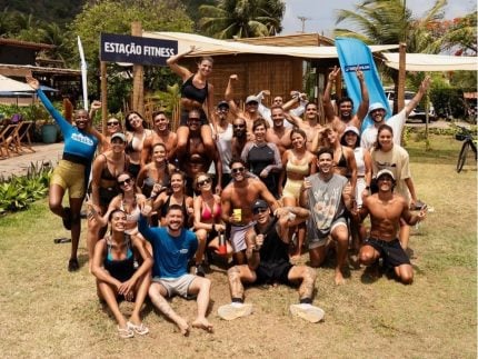 Curtição com responsabilidade: famosos participam de limpeza de praia em Noronha