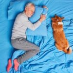 Faz mal dormir com seu cachorro? Estudos explicam se hábito é saudável ou não