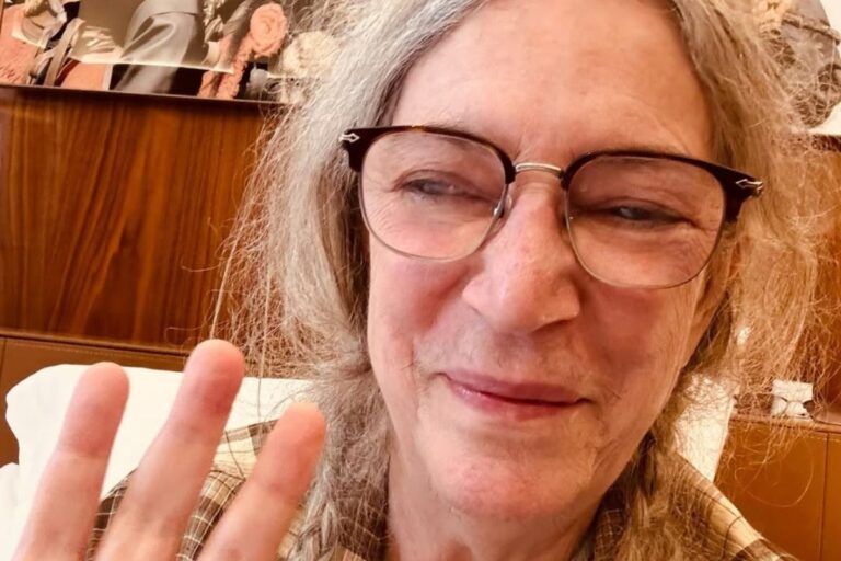 Patti Smith explica desmaio em show e confirma nova apresentação