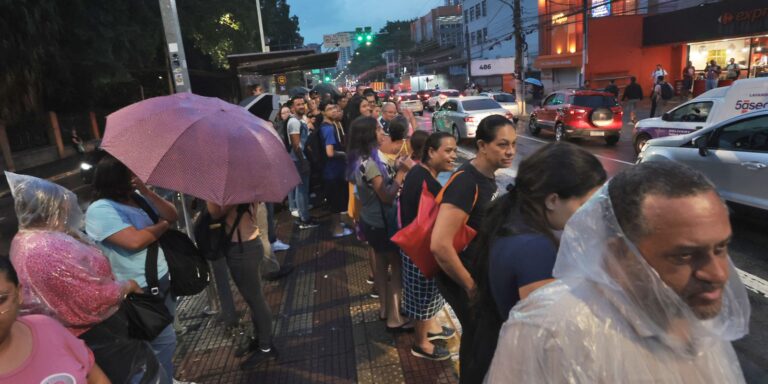 Chuva deixa 179 mil imóveis sem energia elétrica em São Paulo