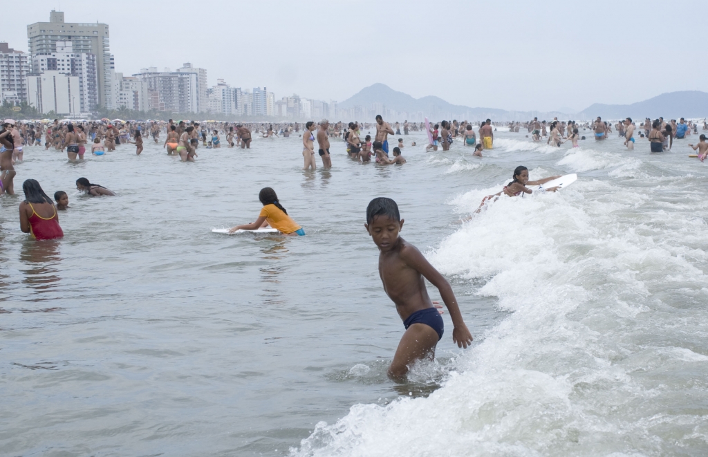 Homem desaparece na Praia Grande após entrar no mar com colchão inflável