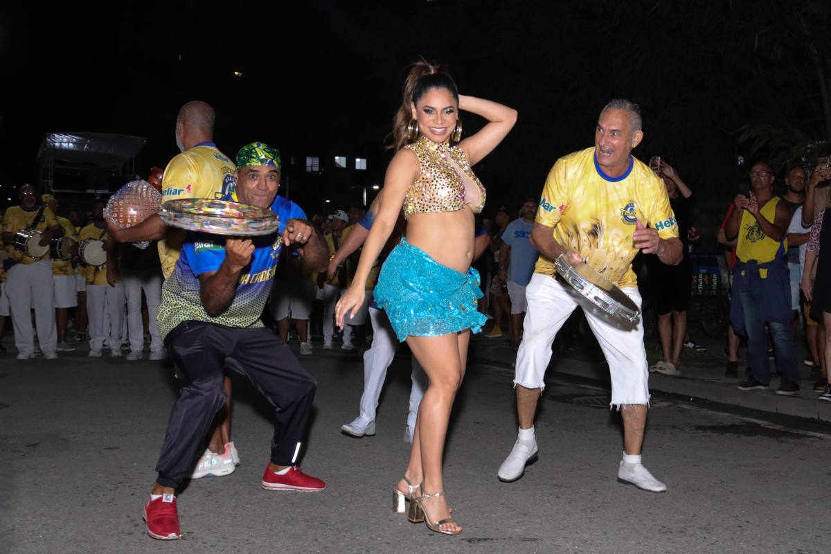 Lexa samba aos 5 meses de gravidez e destaca novo estilo de vida: ‘Minha cabeça mudou muito’