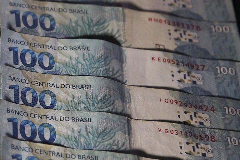 Brasil atinge 50,1% de lares nas classes C e superiores com aumento de renda