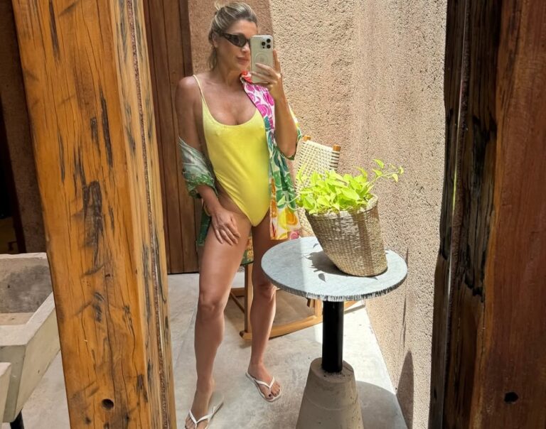 Flávia Alessandra encanta seguidores com fotos de maiô amarelo em Alagoas