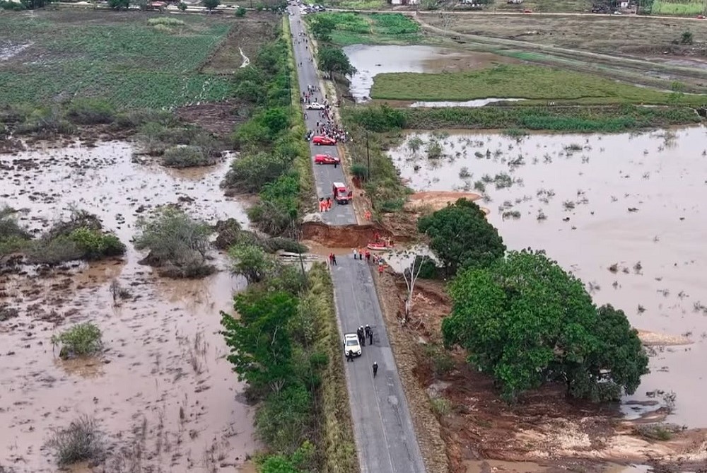 Rodovia se rompe após chuvas em Sergipe, engole carros e deixa ao menos três mortos