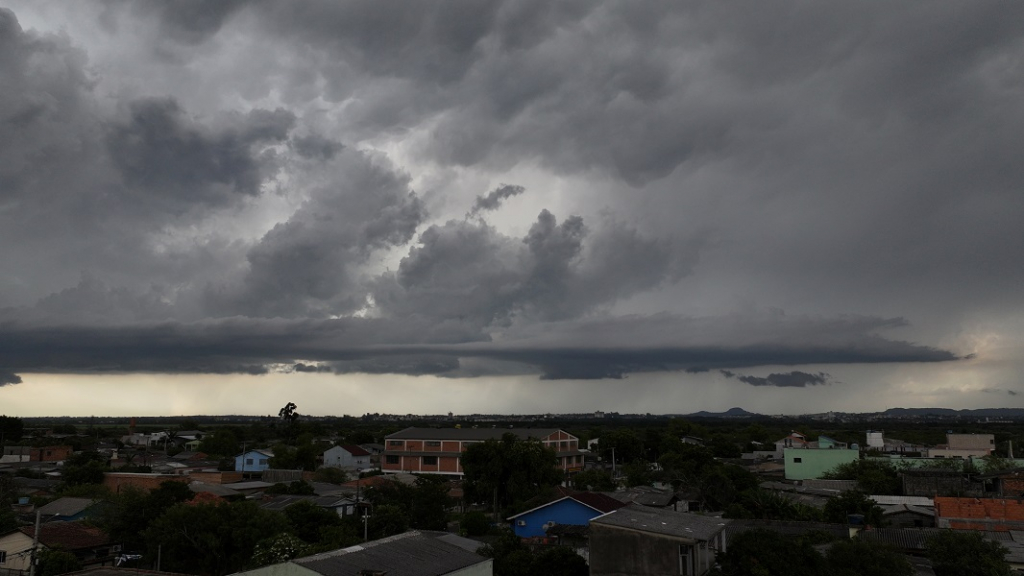 São Paulo tem novo alerta para chuva forte e monta gabinete de crise