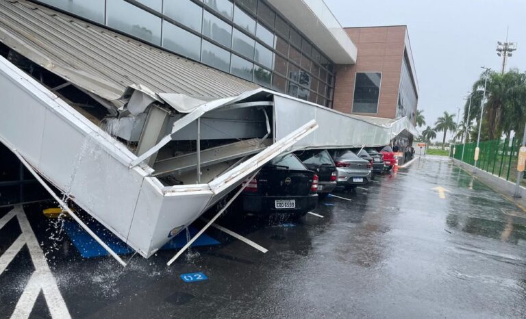 Teto de supermercado em São Caetano desaba durante a chuva