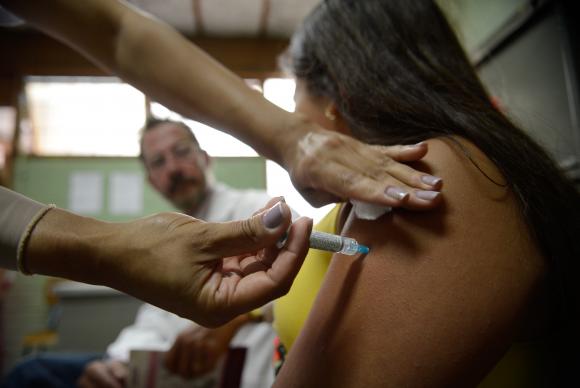 Saúde envia 100 mil doses de vacina contra febre amarela para SP