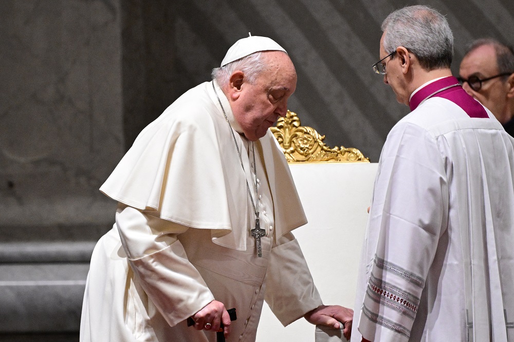 Cabo de bengala quebra e papa Francisco tropeça ao caminhar para a audiência do Jubileu