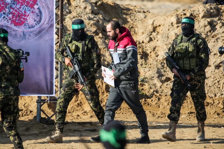 Hamas liberta mais três reféns israelenses neste sábado