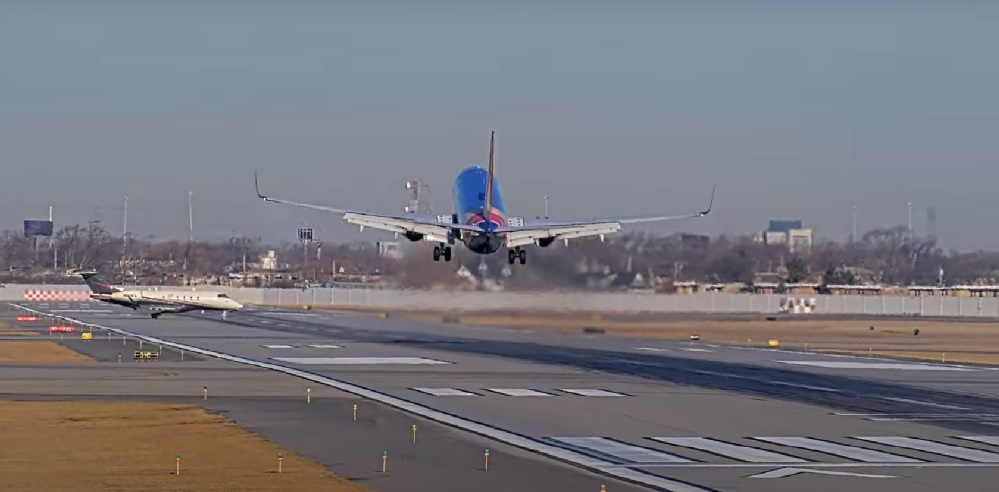 Vídeo registra manobra de avião para evitar colisão em aeroporto nos EUA; assista