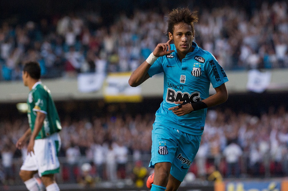 Santos vai lançar uniforme azul em homenagem à primeira passagem de Neymar pelo clube