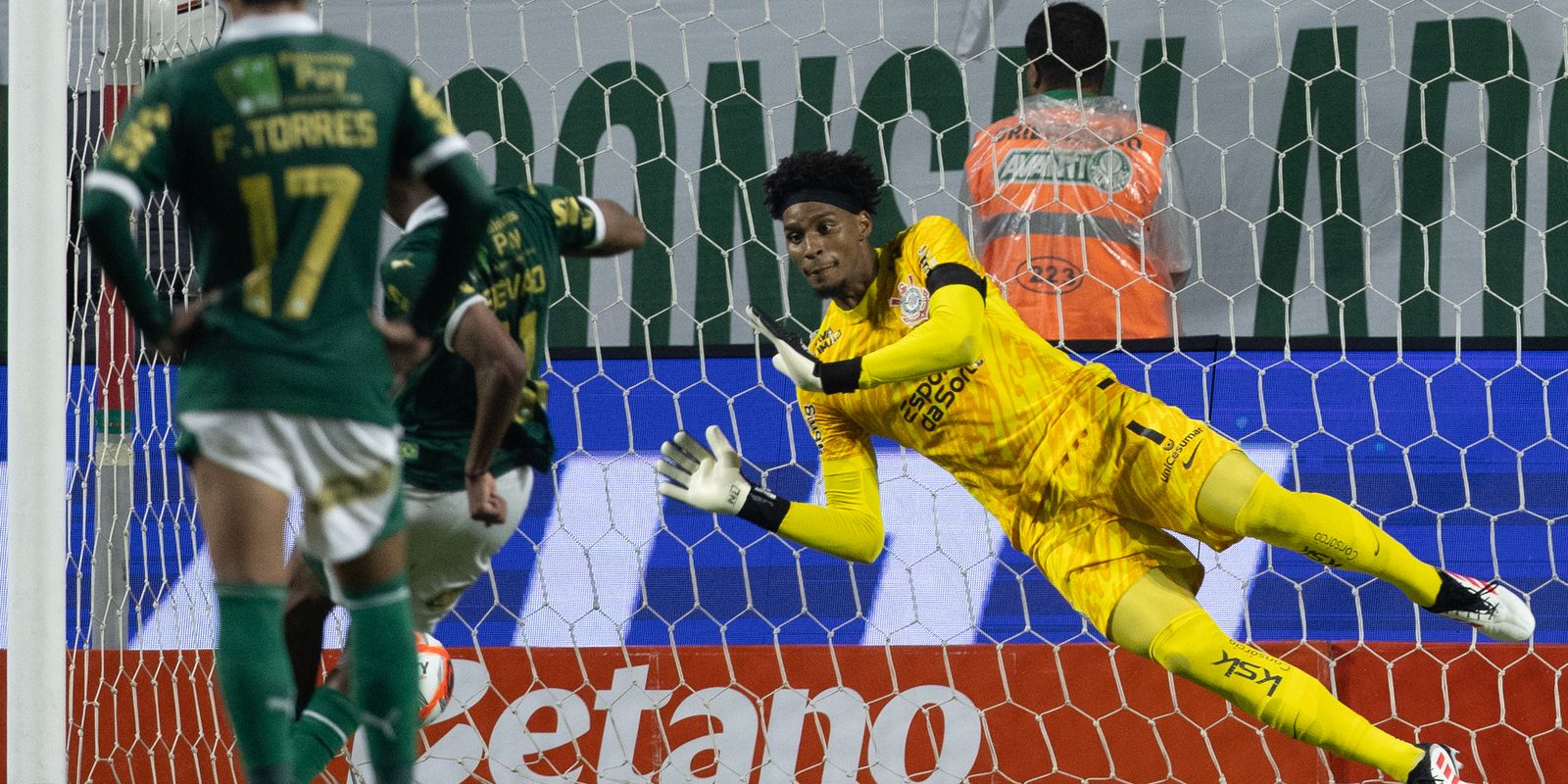 Hugo Souza defende pênalti e Palmeiras e Corinthians ficam no empate