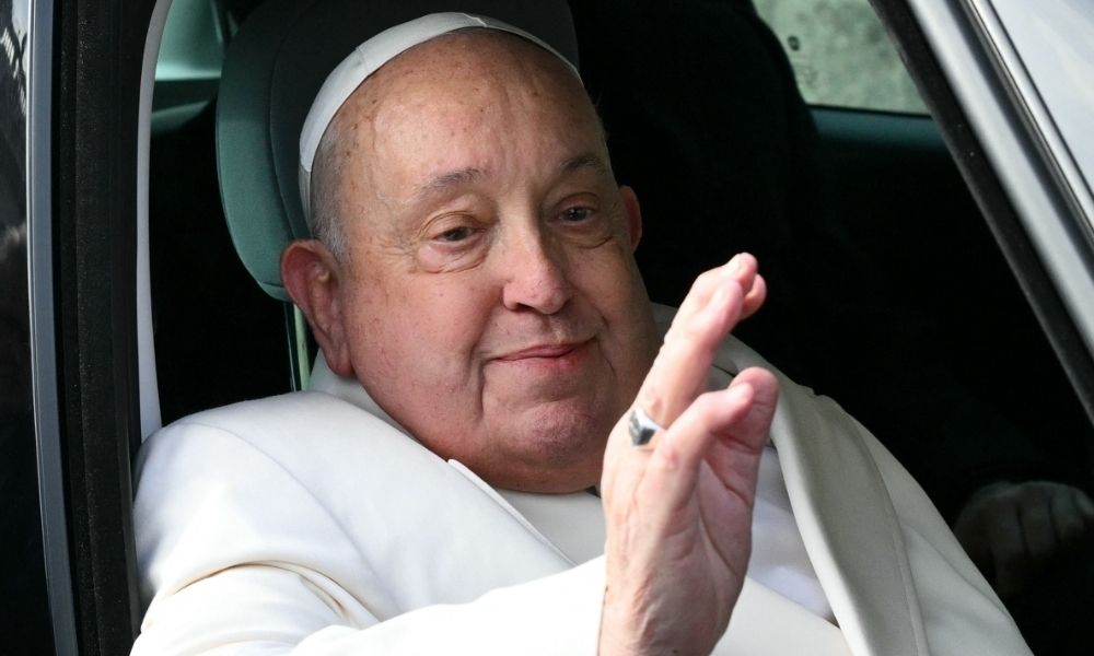 Ainda hospitalizado, Papa Francisco tenta trabalhar após uma ‘noite tranquila’