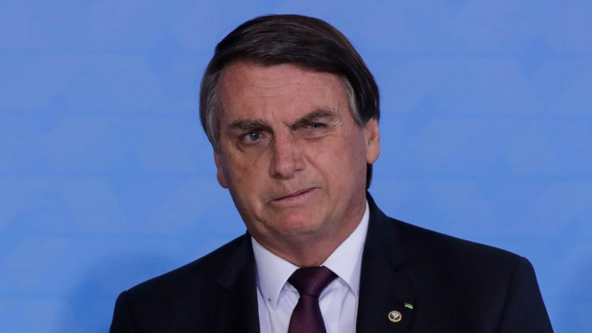 Bolsonaro lamenta condenação de mulher que pichou estátua