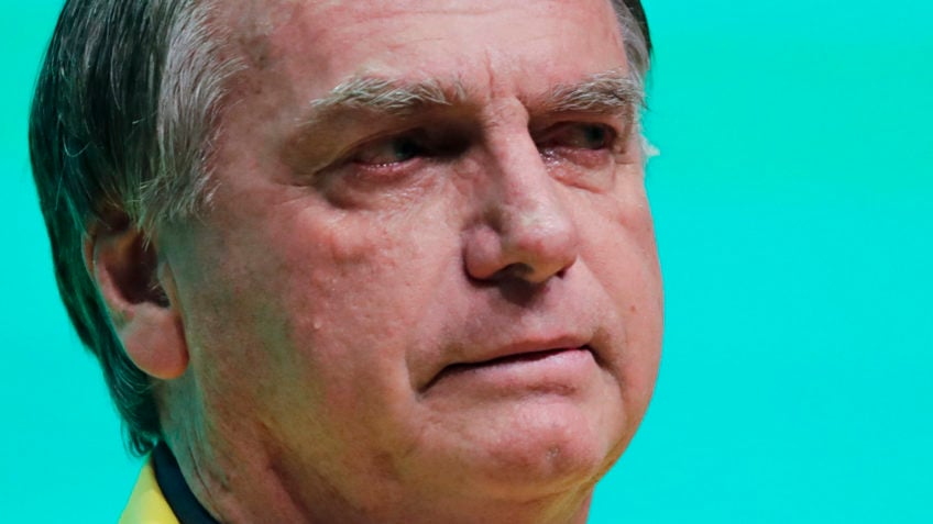 Defesa de Bolsonaro pede que STF impeça Dino e Zanin de julgá-lo