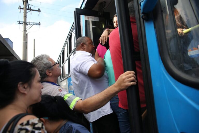 Colapso dos serviços públicos urbanos pulsa em calçadas esburacadas, ônibus atrasados, escolas e postos de saúde