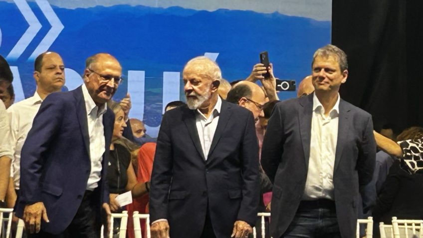 Em palanque com Lula em Santos, Tarcísio ouve coro de “sem anistia”