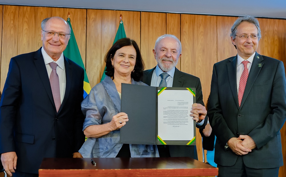 Lula demite Nísia Trindade e coloca Alexandre Padilha no Ministério da Saúde