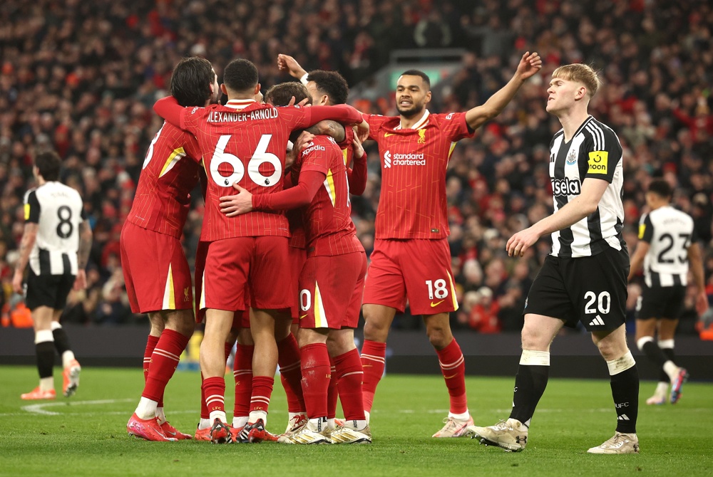 Liverpool vence o Newcastle e dispara na liderança da Premier League