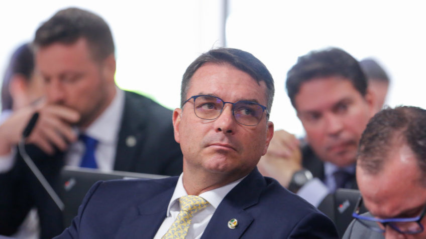 “Abençoada” com o dinheiro público, diz Flávio Bolsonaro sobre Janja