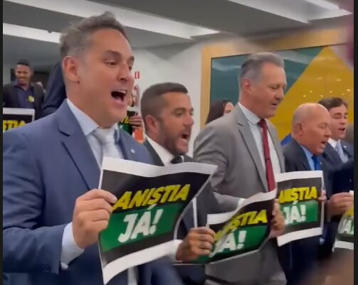 Deputados da oposição gritam “anistia já” nos corredores da Câmara